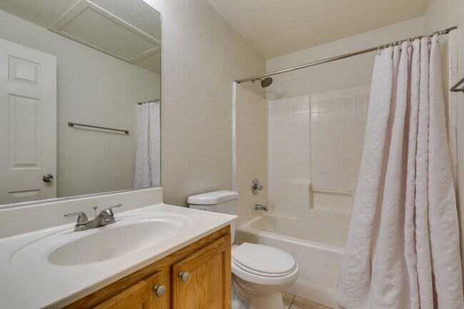 Building Photo - 3-Bedroom Home with Upgraded Cooling & Gre...