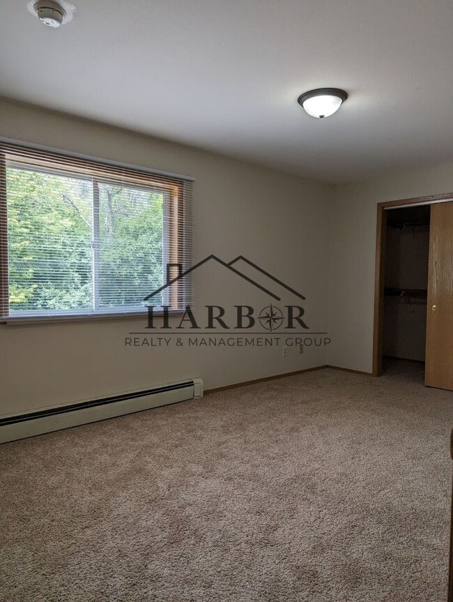 Building Photo - 2 Bedroom 1 Bath - Ask us about our specials!