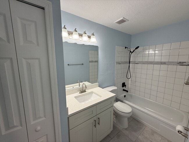 Building Photo - Charming 3 Bedroom 2 Bath Condo in Heart o...