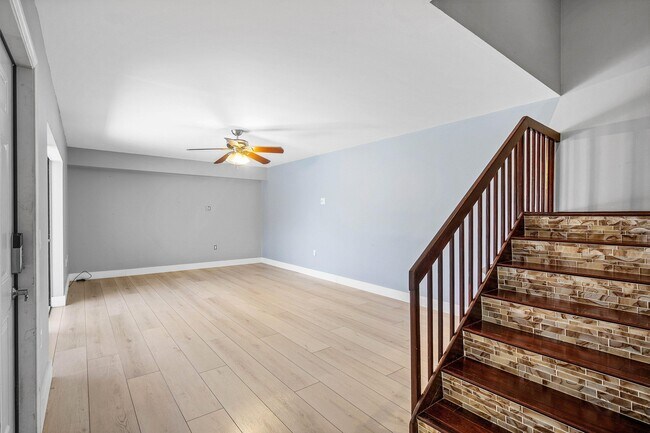 Building Photo - 624 6th Way