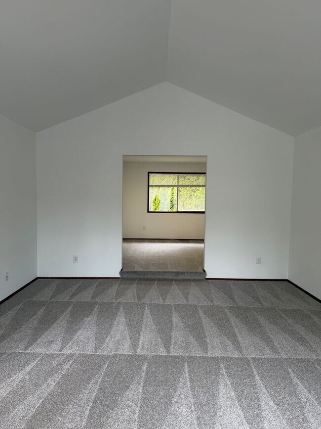 Building Photo - Saratoga Reach Beauty: Updated 4BR Home with Deck, Fireplace & Prime Mukilteo Location