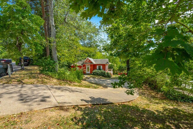 Building Photo - 2 Bedroom Home in North Chattanooga