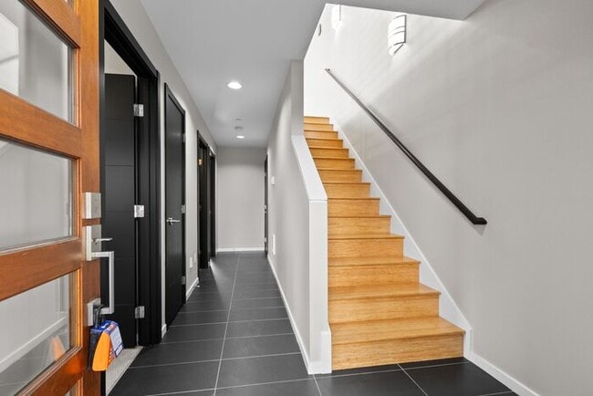 Building Photo - Air Conditioned Judkins Parkside Townhome ...