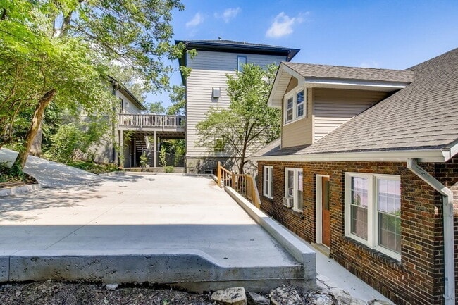 Building Photo - Charming Brick Cottage near Vanderbilt