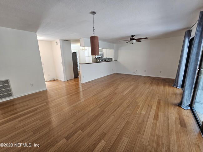 Building Photo - 120 Bermuda Ct