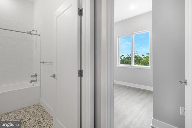 Building Photo - 2119 N Front St