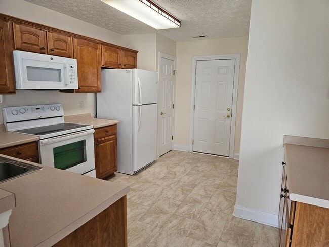 Building Photo - Beautiful 3 bedroom, 2 bath duplex with two car garage. - NO PETS