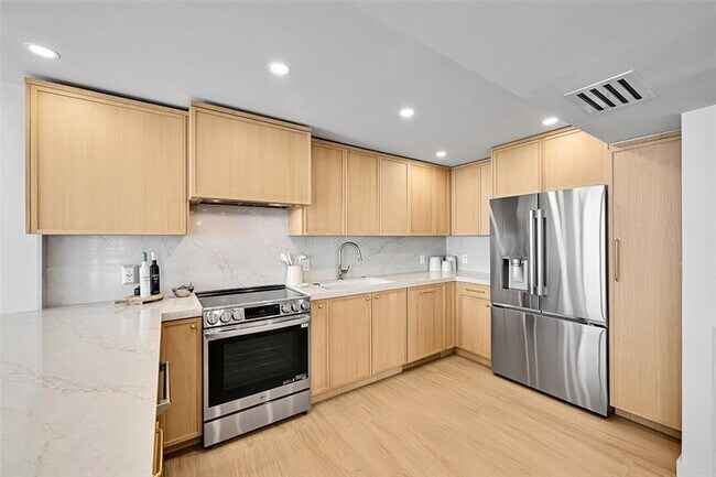 Building Photo - 525 N Ocean Blvd