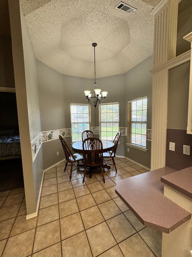 Building Photo - Available Soon 3 Bedroom 2 bath