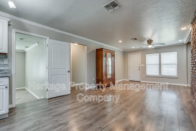 Building Photo - 479 S Sycamore Ave