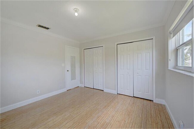 Building Photo - 110 Seminole Ln