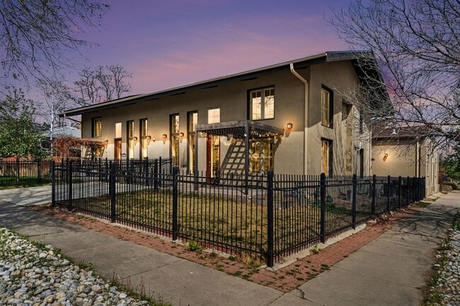 Building Photo - Stunning Luxury Home in Sunnyside **Move-In Special**