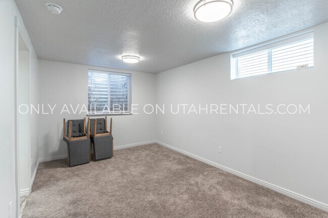 Building Photo - 976 Briar Ave
