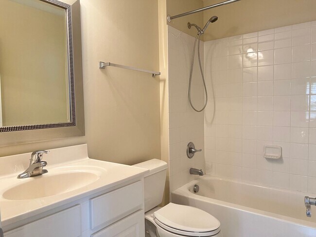 Building Photo - Spacious 3 Bed | 3.5 Bath End Unit Townhom...