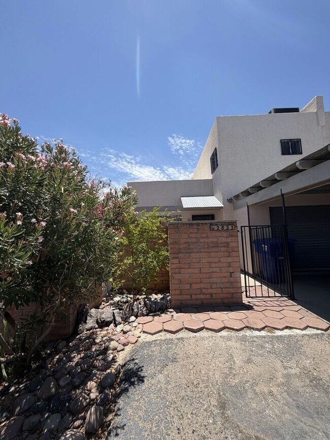 Building Photo - Charming 2 Bed, 2 Bath Townhome with Private Outdoor Spaces!