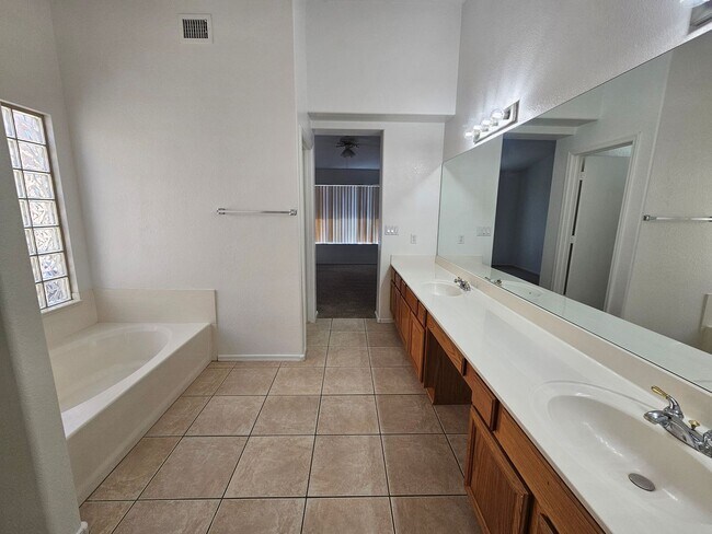 Building Photo - 3 Bedroom Home - No HOA - Single Level - North Phoenix *$500 Off First Month's Rent*