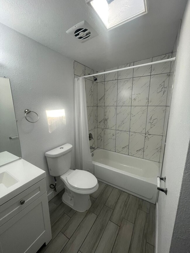 Building Photo - NEWLY REMODELED 3 BEDROOM 2 BATH HOME COME...