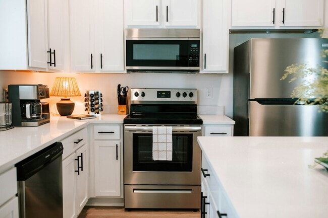 Building Photo - 284 Bailey St