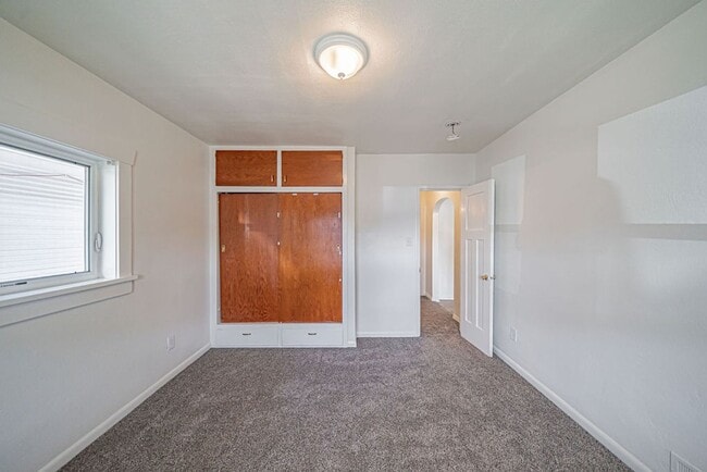 Building Photo - 3 bed 1 bath home recently renovated.