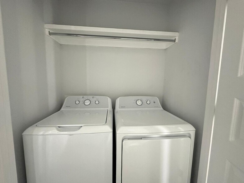 Building Photo - 805 W Sunset Valley St