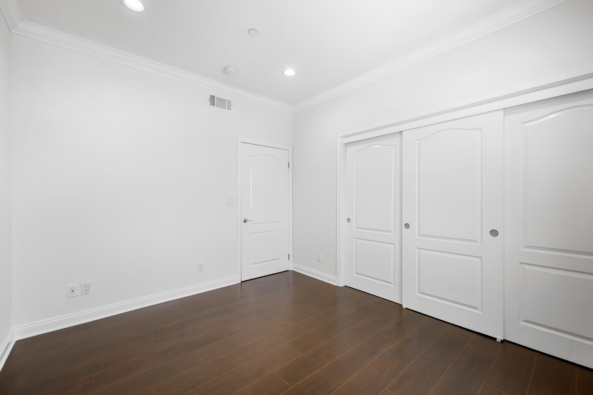 Building Photo - 540 E Angeleno Ave