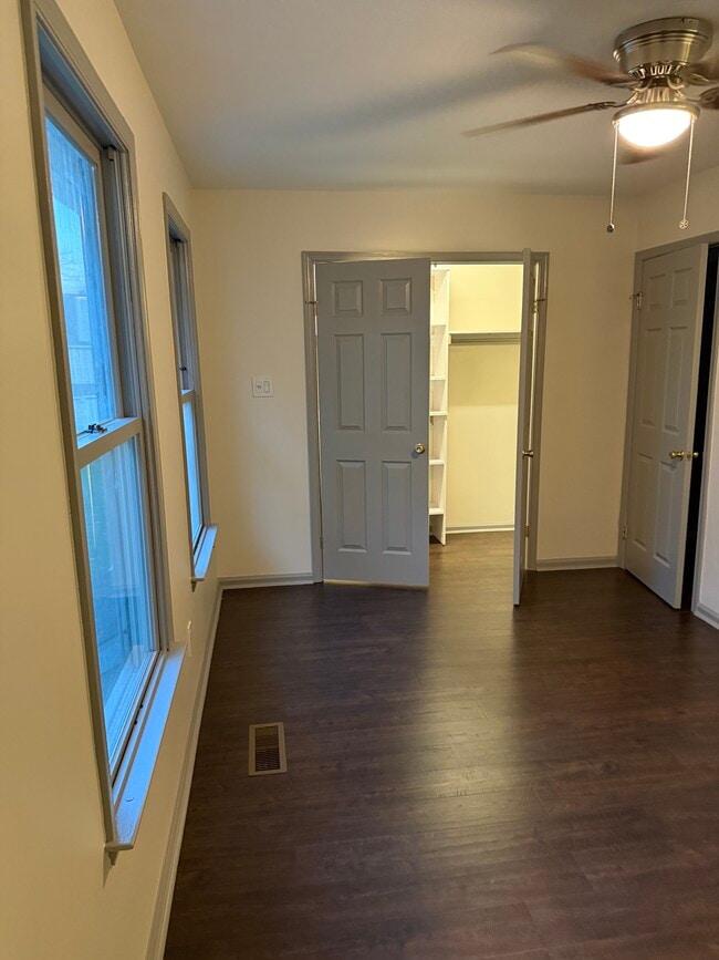 Building Photo - 1002 N Glen Dr