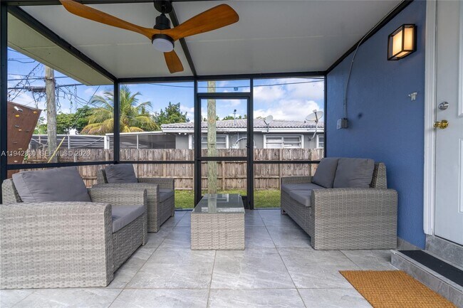 Building Photo - 320 S 28th Ave