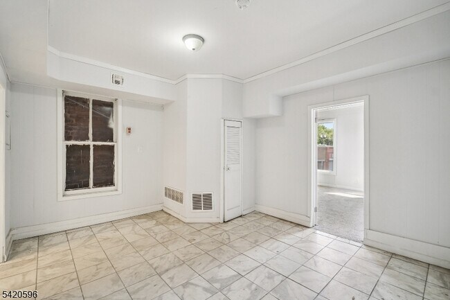 Building Photo - 904 2nd Ave
