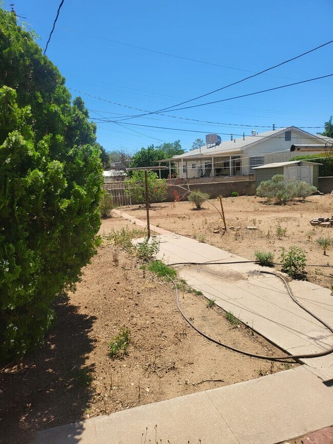 Building Photo - Cute Quiet  2 bedroom 1 Bath 1100/SF Home