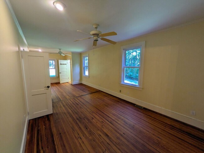 Building Photo - 1540 Yadkinville Rd