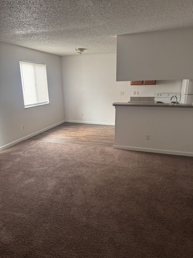 Building Photo - Spacious 2 bedroom/ 1 bath unit with inclu...