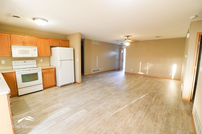 Building Photo - Comfortable 3 bedroom 2 bathroom duplex lo...