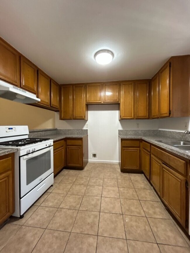 Building Photo - SPACIOUS 2 BDRM, 2 BA WITH HIGH CEILING!