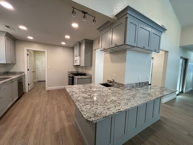 Building Photo - SPACIOUS REMODELED HOME FOR RENT!
