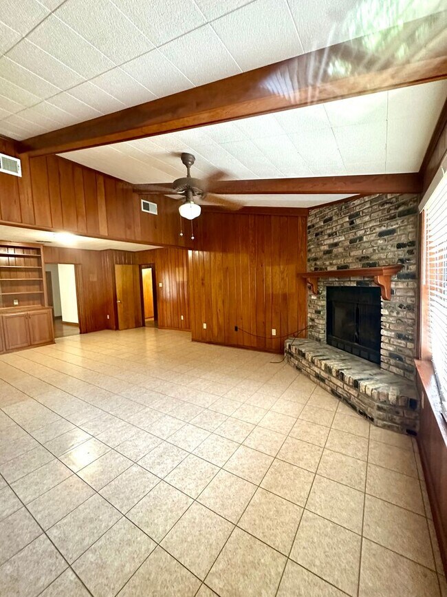 Building Photo - MOVE IN SPECIAL!!!! Charming 3-Bedroom, 2-Bathroom, 2,200 Sq. Ft. Home in Broadmoor Subdivision