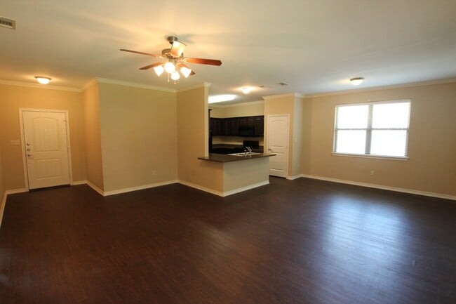 Building Photo - Gorgeous 3 Bedroom Home in The Ranch Subdi...