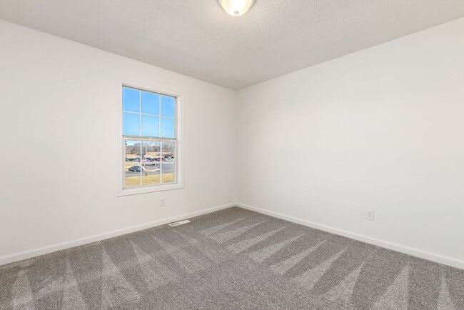 Building Photo - Spacious Duplex in Johnson County