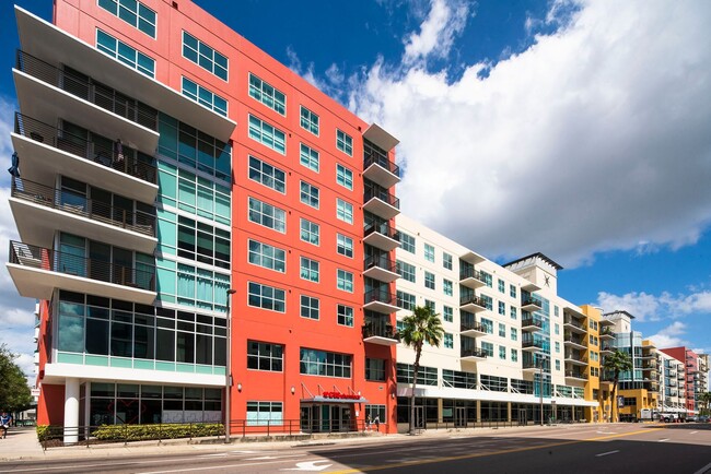 Building Photo - Freshly Painted Upscale 2/1 Condo in amazi...