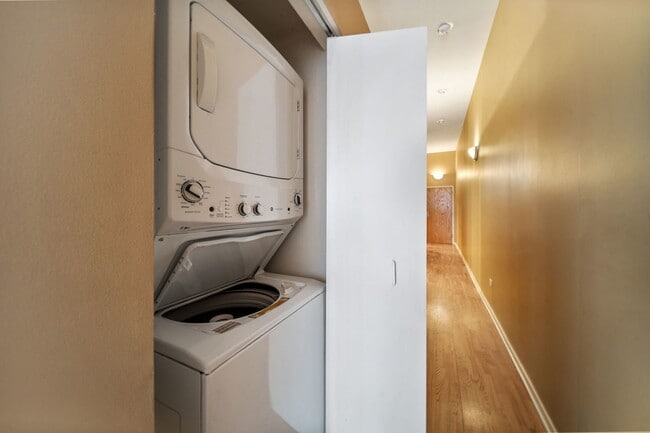 Building Photo - 1631 S Michigan Ave