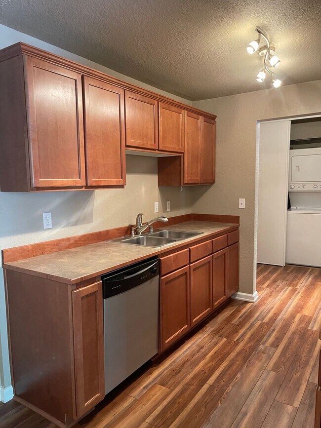 Building Photo - Spacious Condo in North Seattle!