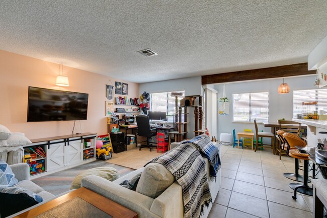 Building Photo - Cute and Cozy 2-bedroom 2-bathroom Townhom...