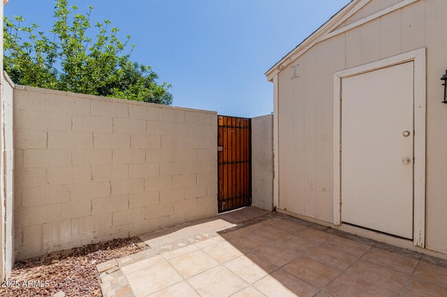 Building Photo - 1600 N Saba St