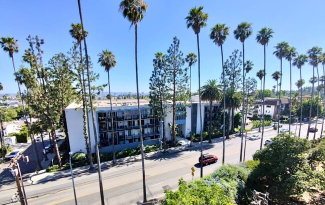 Building Photo - 7560 Hollywood Blvd