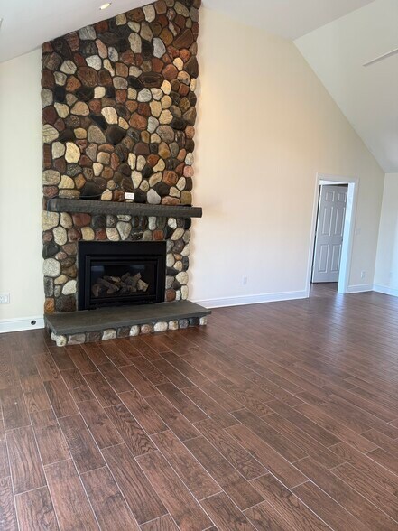 Building Photo - 267 Weed Ave