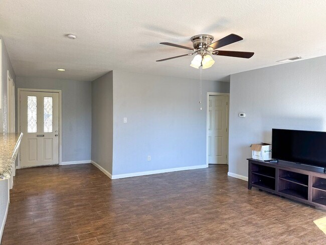 Building Photo - Lake Front 4 Bedroom / 2 Bath