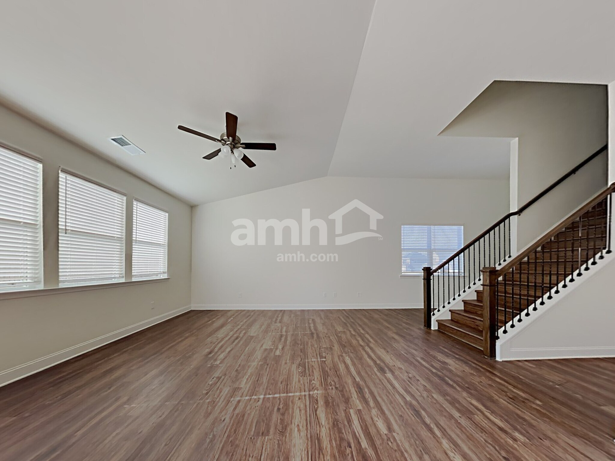 Building Photo - 5250 Valley Dr