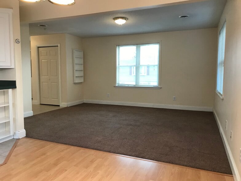 400 Herr Living Room - 400 Herr St