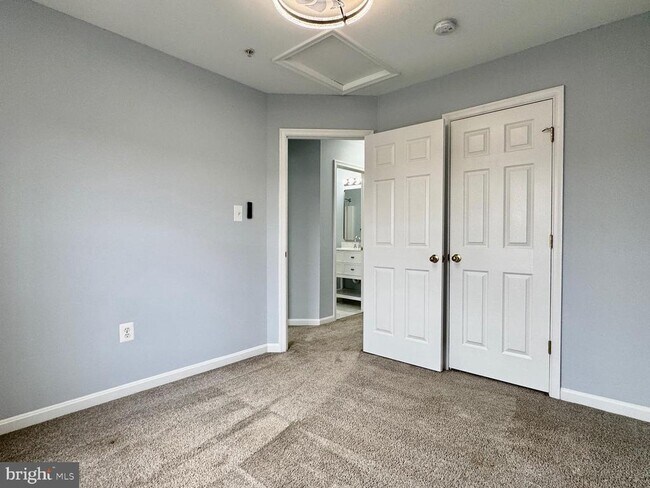 Building Photo - 2601 Emerson Dr