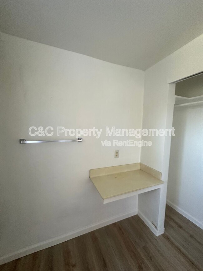 Building Photo - 345 English