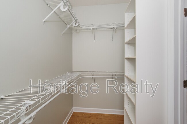 Building Photo - 880 Glenfield Dr